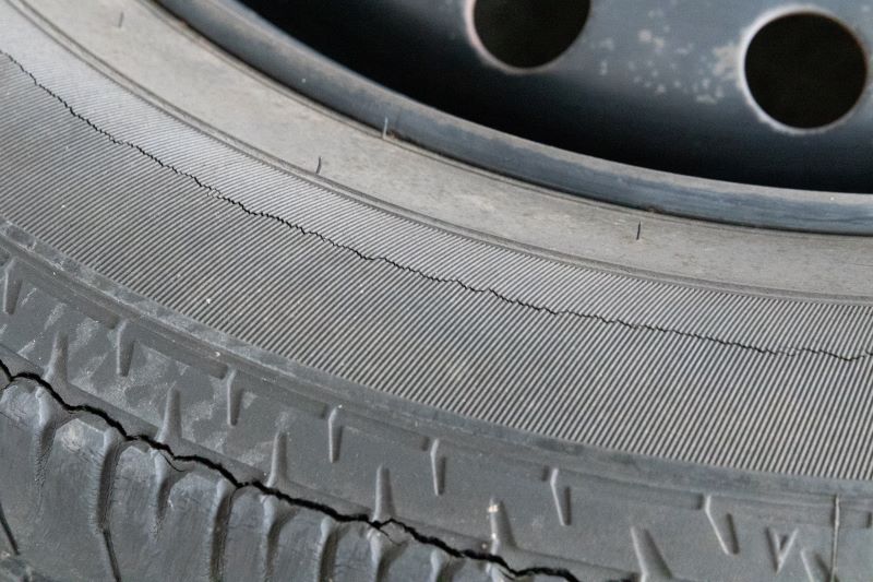 タイヤのサイドウォールとは 機能や傷や膨らみがあった時の対処法まで Moby モビー
