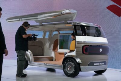スズキ新型自動運転車「HANARE」を東京モーターショーで公開