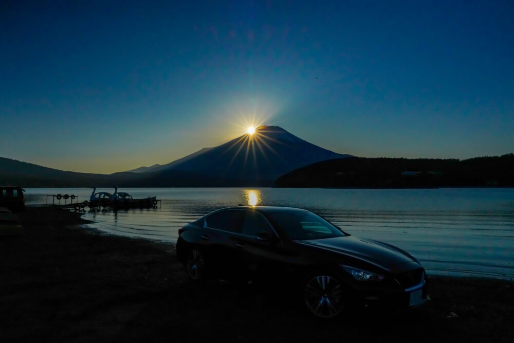 スカイライン GT Type SP ハイブリッド 2WD|富士山に沈む夕日を背景に撮影