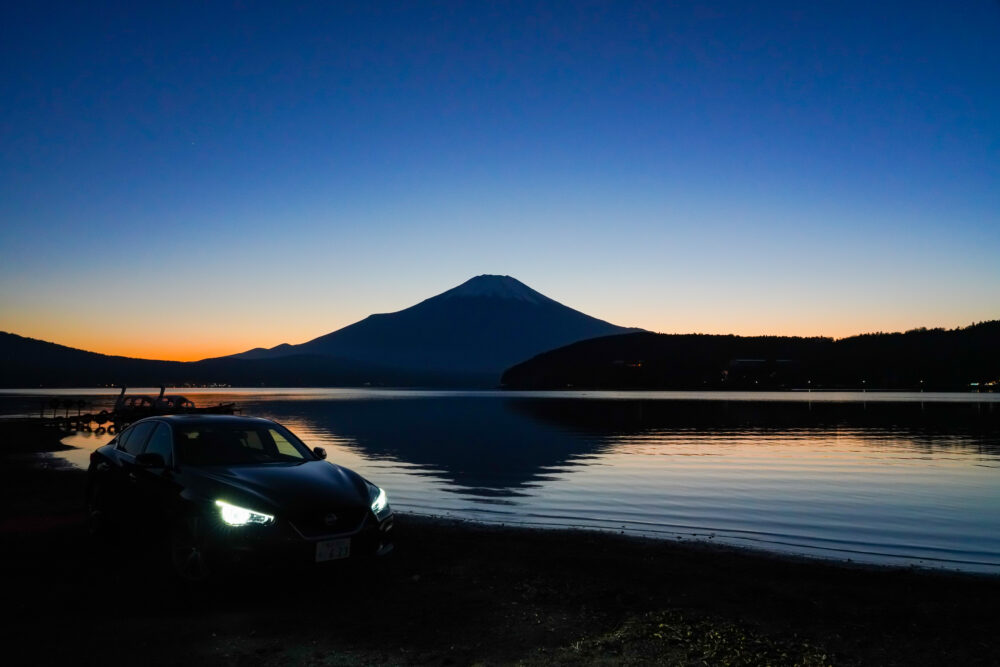スカイライン GT Type SP ハイブリッド 2WD|夕日の逆さ富士を背景に撮影