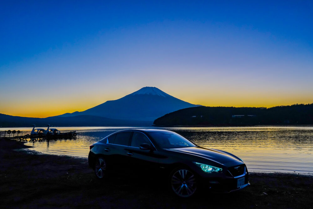 スカイライン GT Type SP ハイブリッド 2WD|夕焼けの富士山を背景に撮影