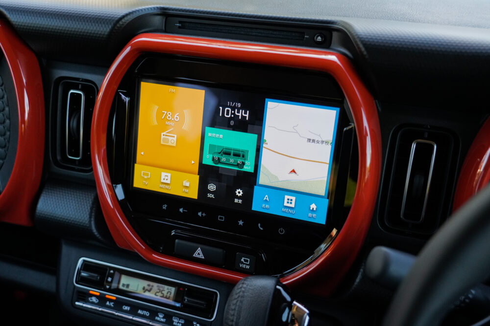 スズキ新型ハスラー(2代目)車両情報表示機能に加え、スマートフォン連携に自車位置精度を向上させたメモリーナビゲーション