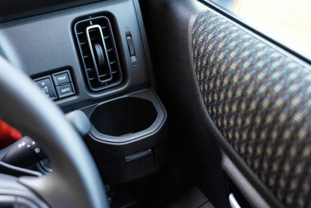 スズキ新型ハスラー(2代目)運転席側ドリンクホルダー、エアコンルーバー