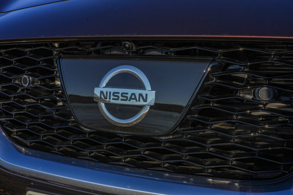 新型日産スカイライン ハイブリッド プロパイロット2.0|フロントグリルのソナーとレーダー