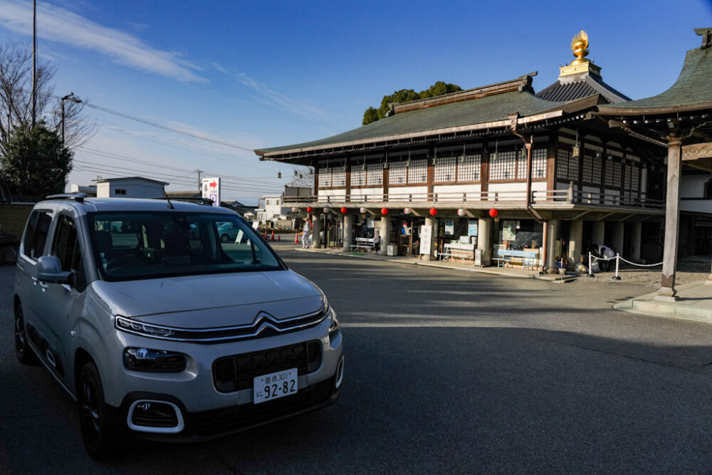 第1番札所 霊山寺の駐車場に停まるシトロエン・ベルランゴ