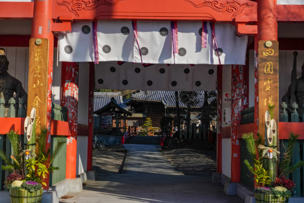 お遍路 第3番札所 金泉寺 仁王門から境内を見る