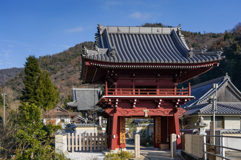 お遍路 第5番札所 大日寺の山門「鐘桜門」