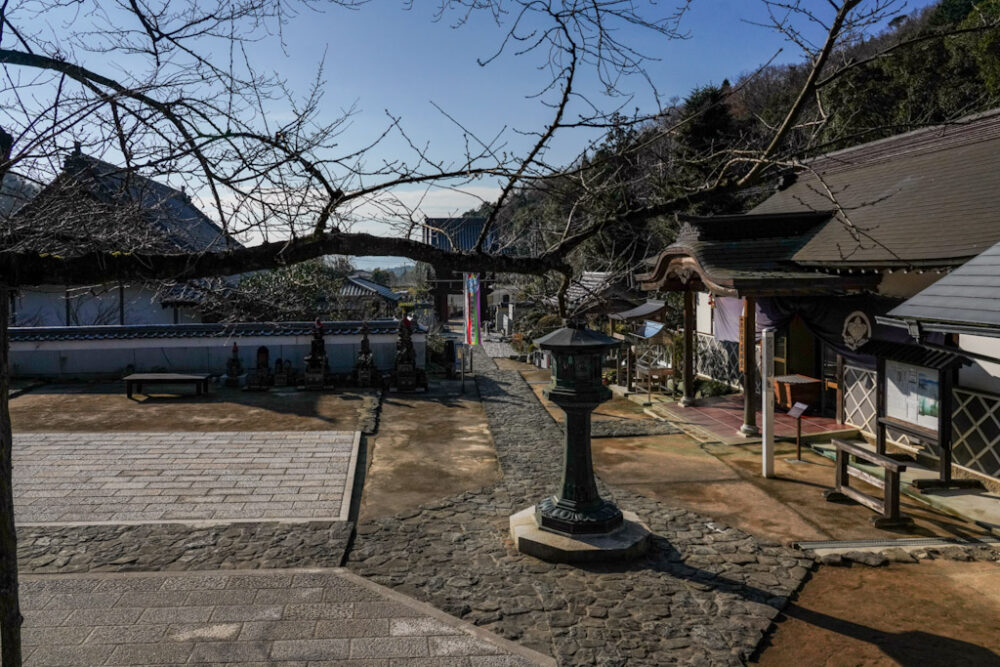 お遍路 第5番札所 大日寺の境内と社務所