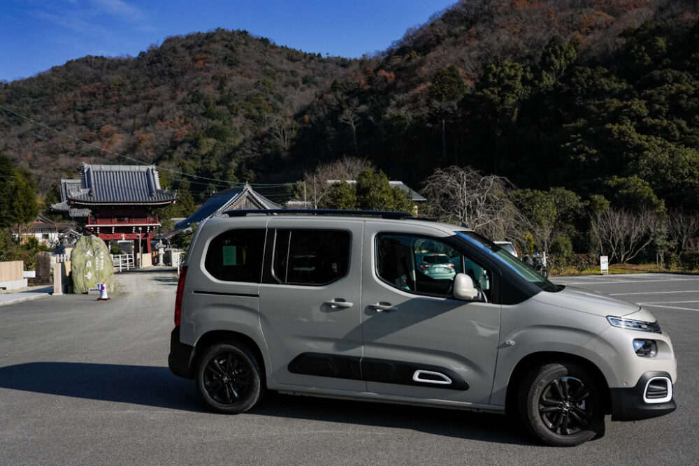 お遍路 第4番札所 駐車場に停まるシトロエン・ベルランゴ