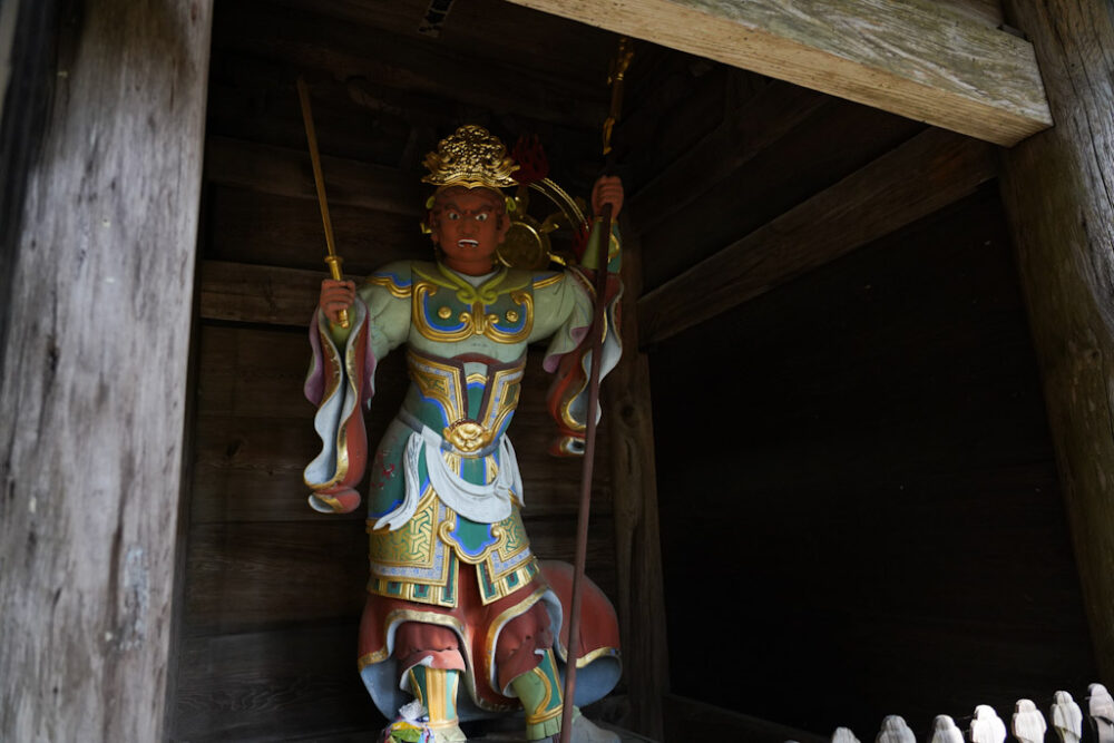 お遍路 第8番札所 熊谷寺の仁王門の中の仁王
