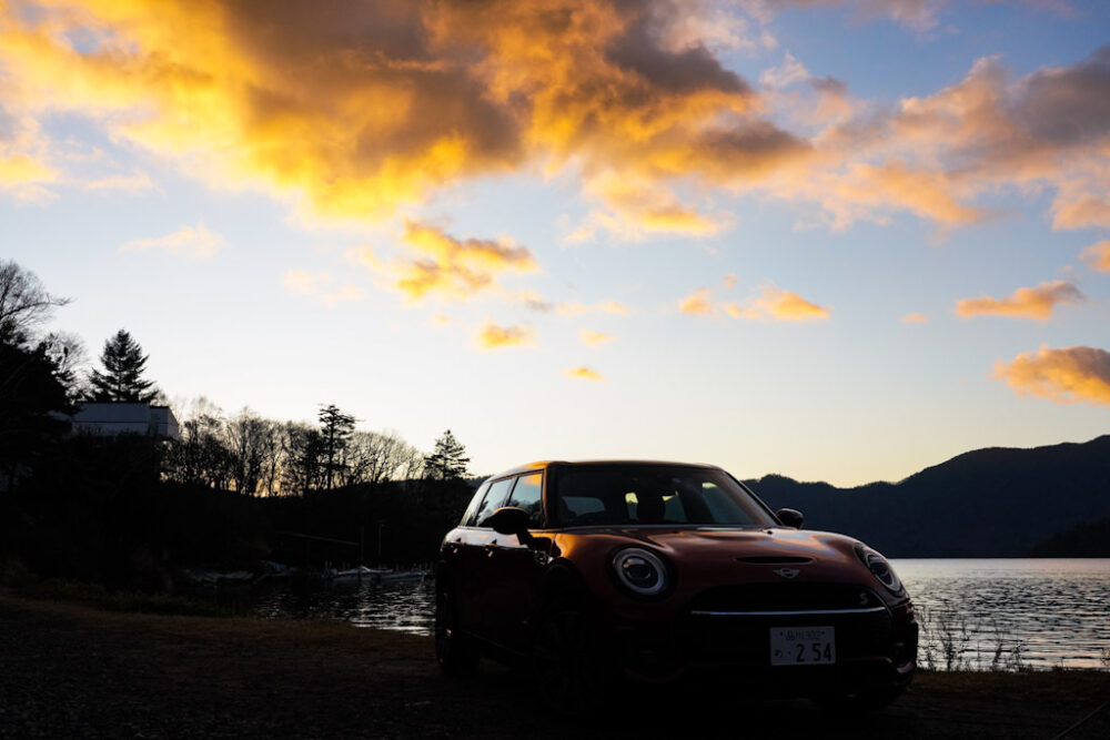新型ミニ・クラブマン クーパーS ALL4。朝焼けの雲を背景に撮影。
