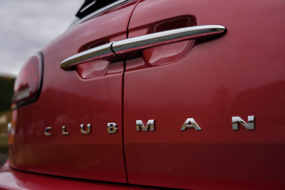 新型ミニ・クラブマン クーパーS ALL4のリアゲート、クラブマンのバッジ。