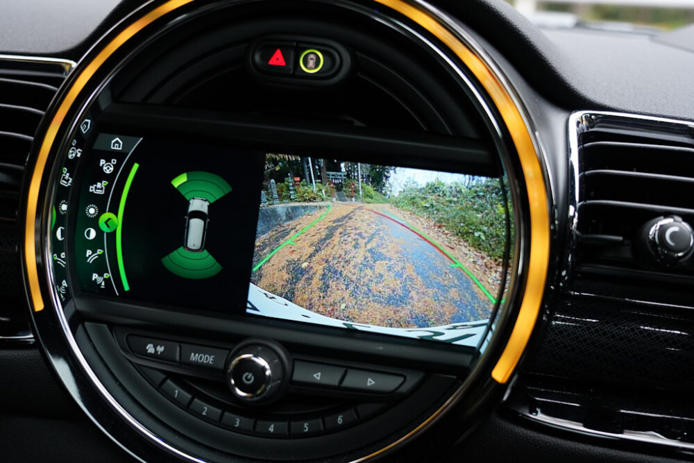 新型ミニ・クラブマン クーパーS ALL4のセンターディスプレイ。マルチインフォテイメントシステム。