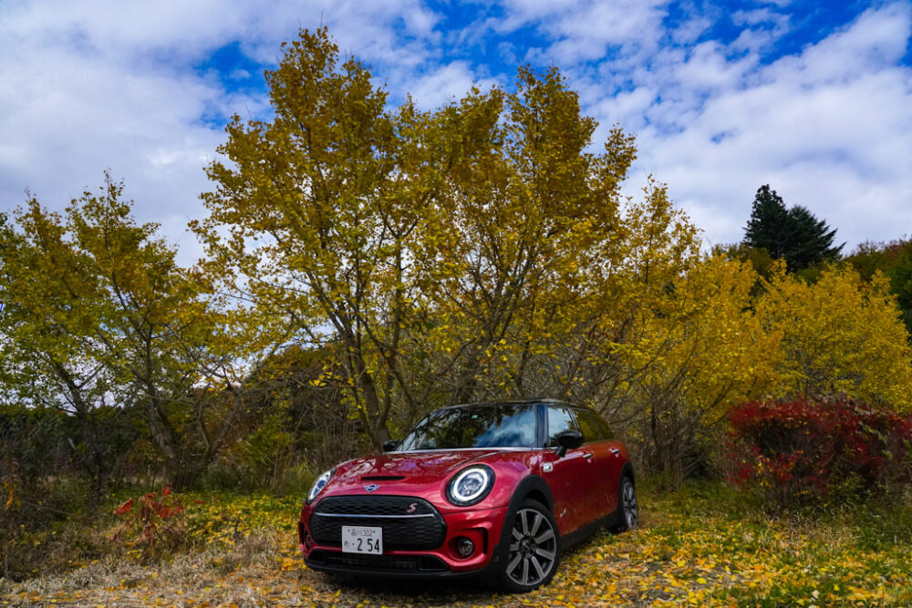 新型ミニ・クラブマン クーパーS ALL4。紅葉と青空を背景に撮影。