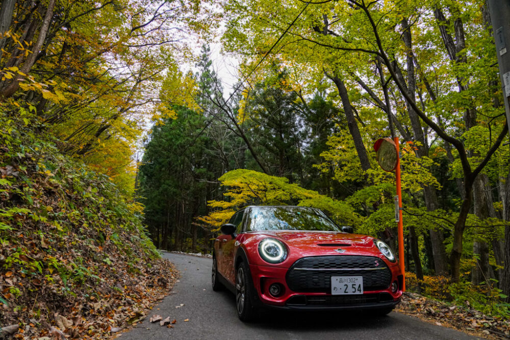 新型ミニ・クラブマン クーパーS ALL4、紅葉の山道で撮影。