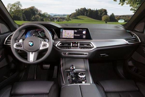bmw x5 xdrive コクピット