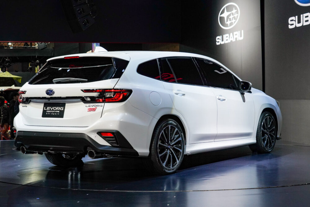 スバル新型レヴォーグプロトタイプ STIスポーツ リア