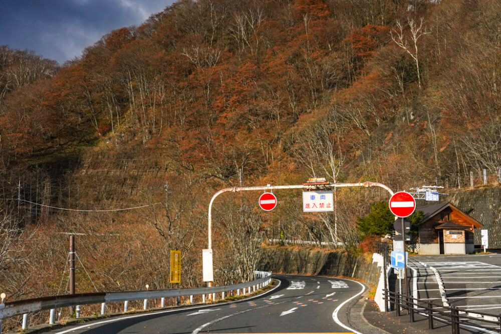 第一いろは坂を登った先にある、明智平の駐車場から撮影。第一いろは坂上りの一方通行の出口の標識。
