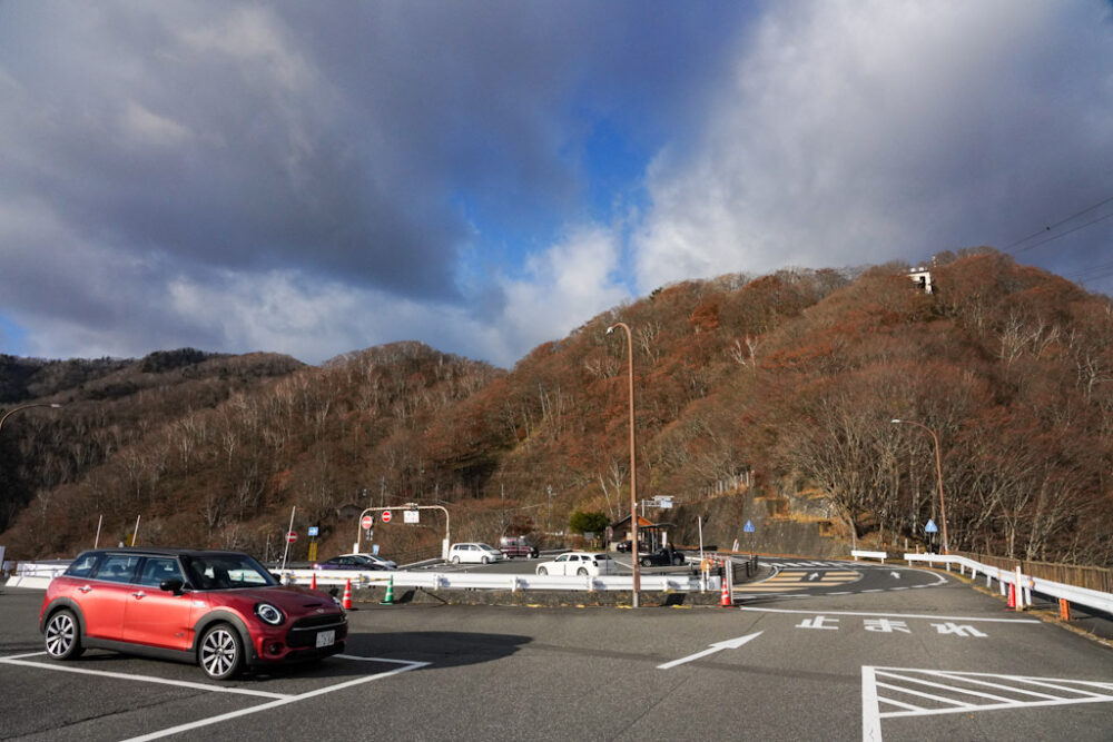 明智平展望台駐車場。手前はミニ・クラブマン