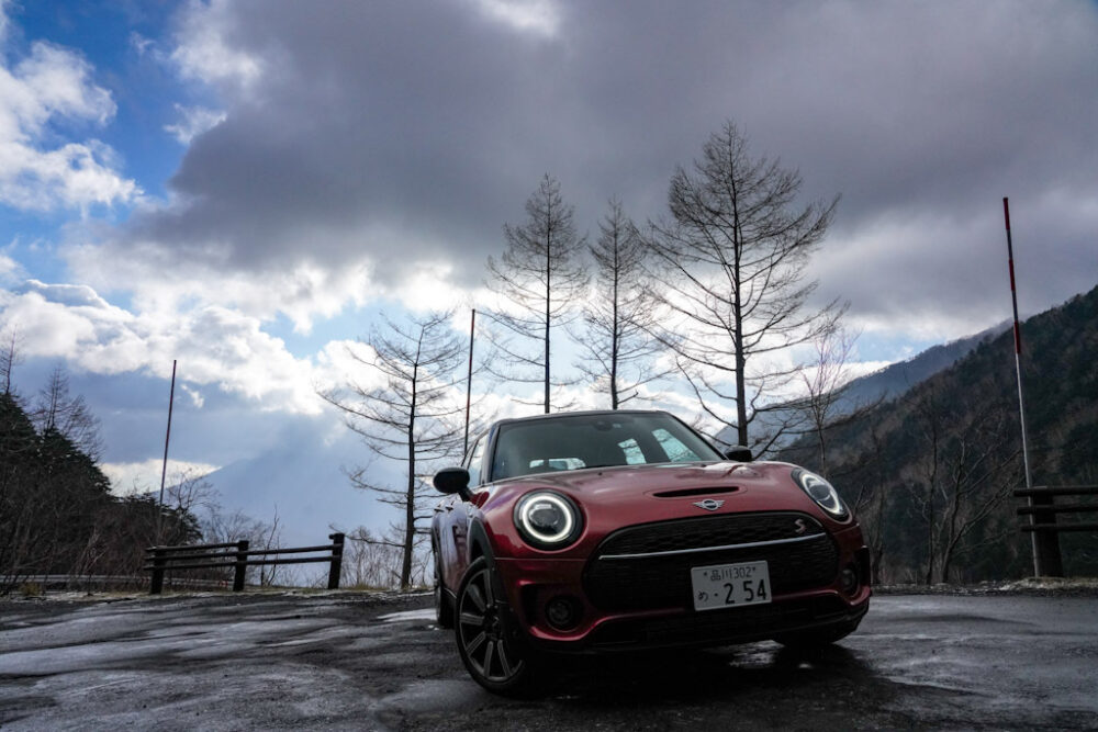 遠景は雲で山頂が隠れた男体山