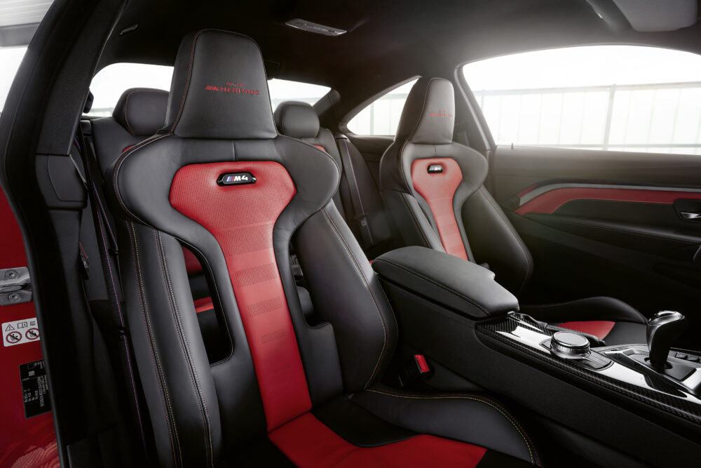 BMW M4 エディション・ヘリテージ 「ベルベット・ブルー」内装