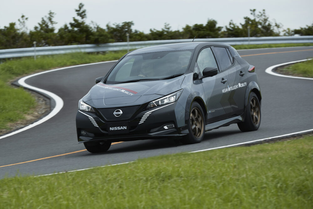 日産 電気自動車 e-4ORCE 走行