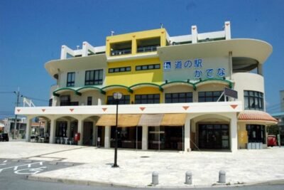【道の駅 かでな(嘉手納) 総合情報】展望台からは嘉手納基地内を一望!ジャンボハンバーガーも