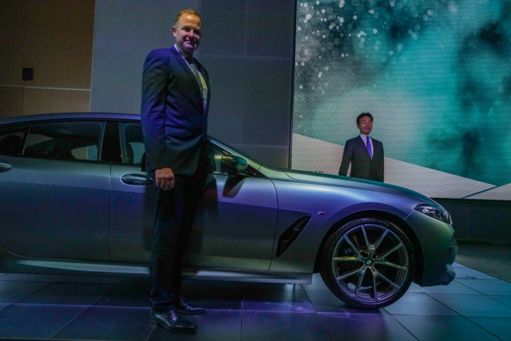 左はビー・エム・ダブリュー株式会社 代表取締役社長 クリスチャン・ヴィードマン氏。右に同社 BMWブランド・マネジメント・ディビジョン・プロダクト・マーケティング プロダクトマネージャー 御舘康成氏 。