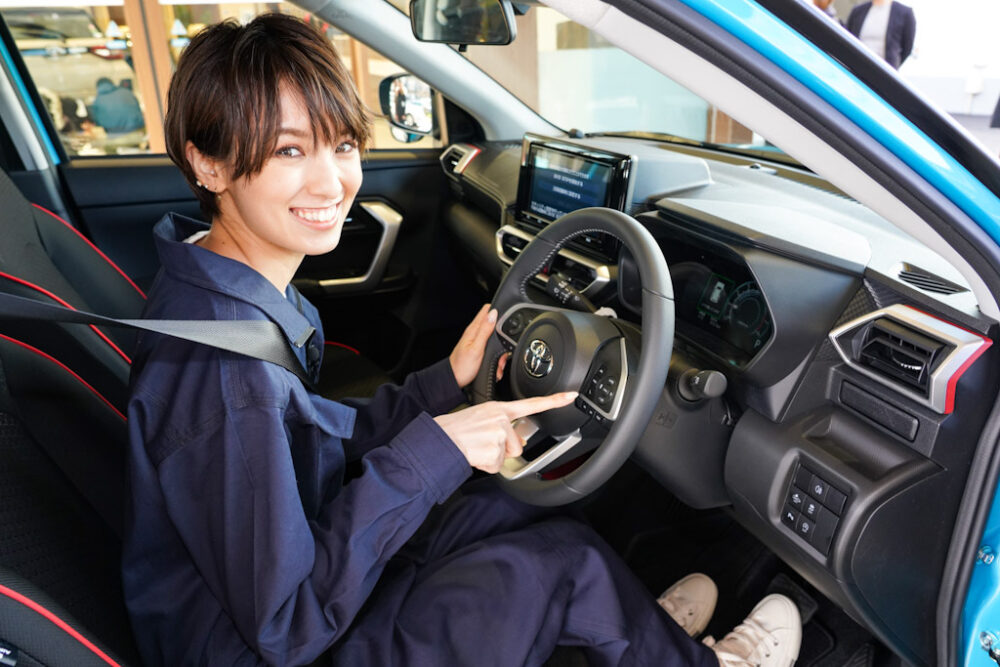 トヨタ新型ライズの運転席に座る南明奈さん