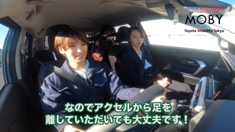 トヨタ新型ライズのアダプティブクルーズコントロールを体験する南明奈さん