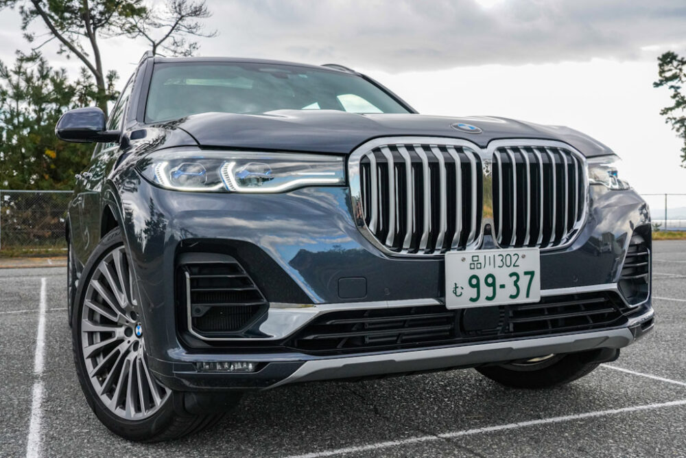 新型BMW X7 xDrive 35d デザイン・ピュア・エクセレンス。フロントマスク。迫力のキドニーグリル