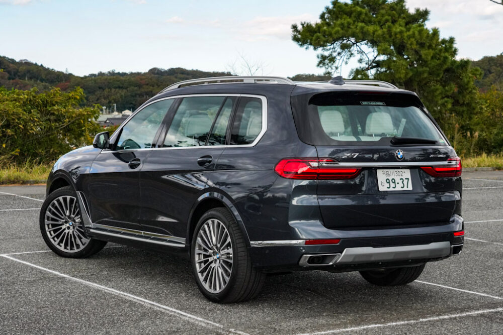 新型BMW X7 xDrive 35d デザイン・ピュア・エクセレンス。リアからボディサイド