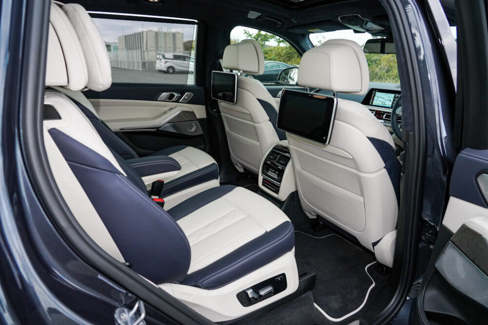 新型BMW X7 xDrive 35d デザイン・ピュア・エクセレンスの2列目シートから前席