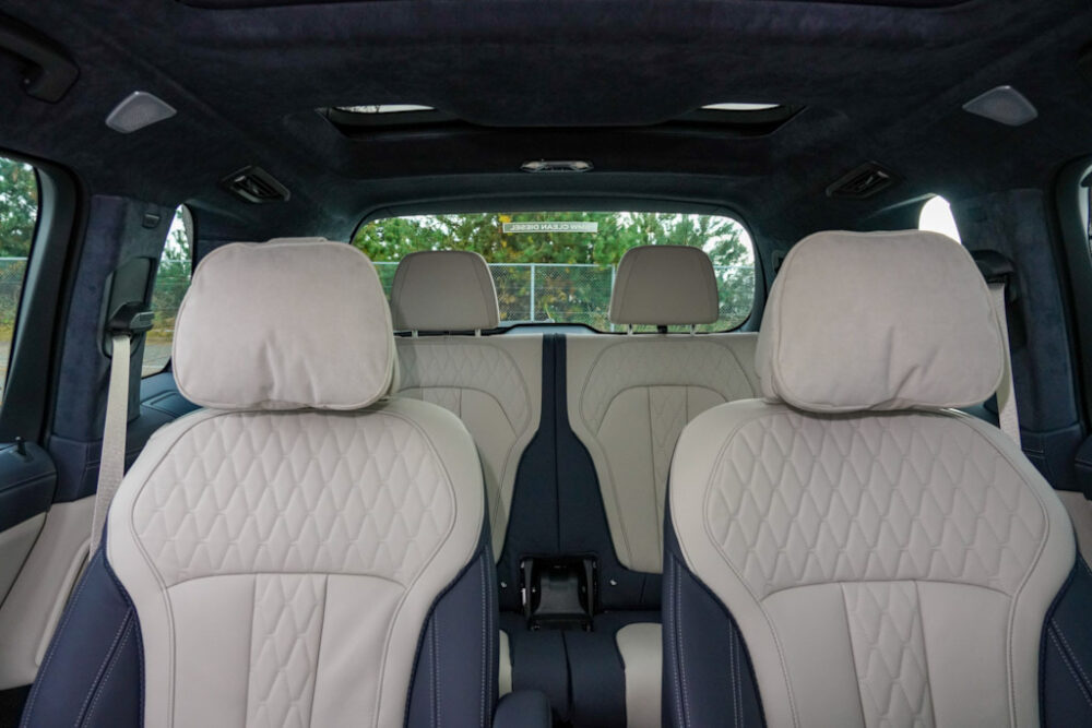 新型BMW X7 xDrive 35d デザイン・ピュア・エクセレンスの2列目シートと3列目シート