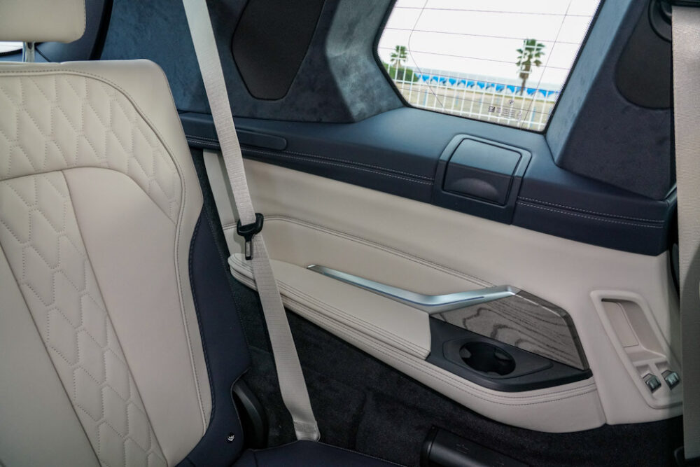 新型BMW X7 xDrive 35d デザイン・ピュア・エクセレンスの3列目シートのサイド