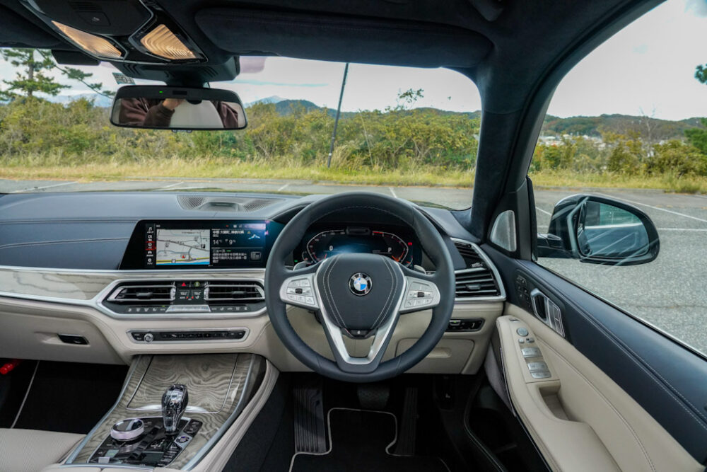 新型BMW X7 xDrive 35d デザイン・ピュア・エクセレンス。運転席側インパネ