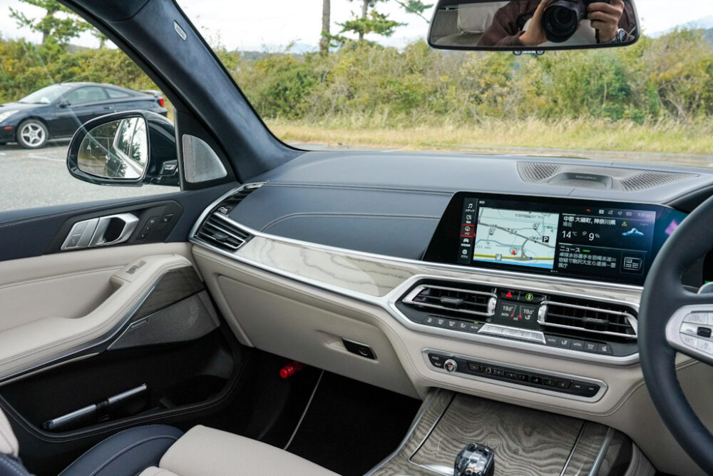 新型BMW X7 xDrive 35d デザイン・ピュア・エクセレンスの助手席側インパネ。