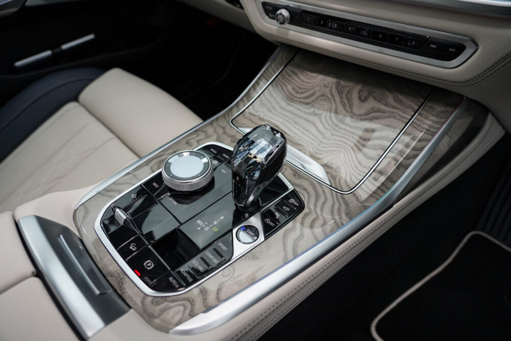 新型BMW X7 xDrive 35d デザイン・ピュア・エクセレンスのセンターコンソールとシフトノブ。