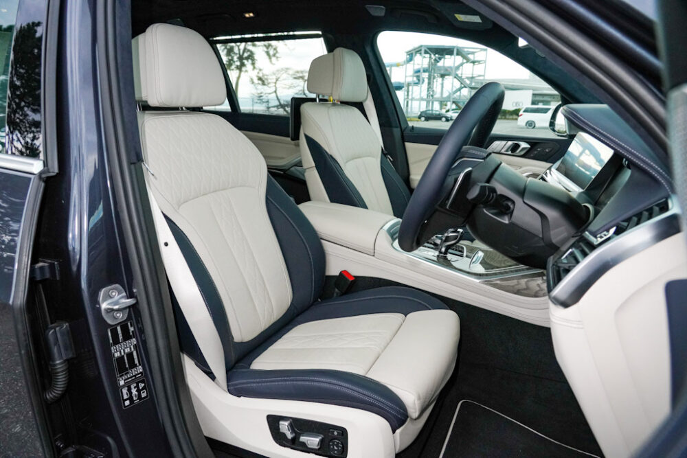 新型BMW X7 xDrive 35d デザイン・ピュア・エクセレンスの前席シート。