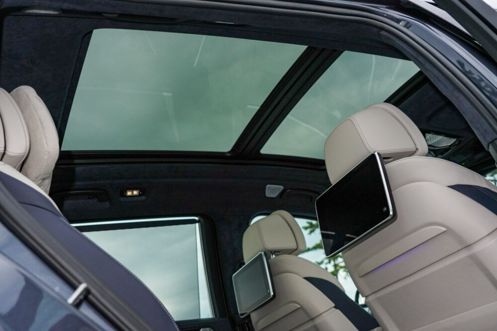 新型BMW X7 xDrive 35d デザイン・ピュア・エクセレンスのダブルガラスサンルーフ。