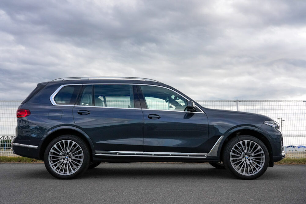 新型BMW X7 xDrive 35d デザイン・ピュア・エクセレンスのボディサイド。車高を上げた状態。