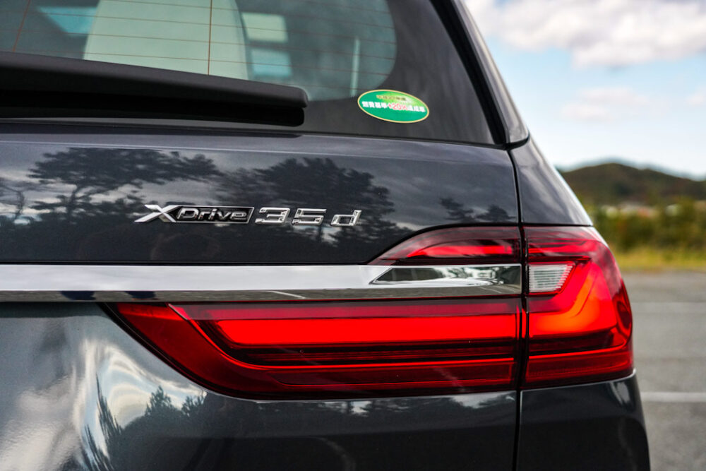 新型BMW X7 xDrive 35d デザイン・ピュア・エクセレンスのテールゲート、xDrive35dのバッジ。