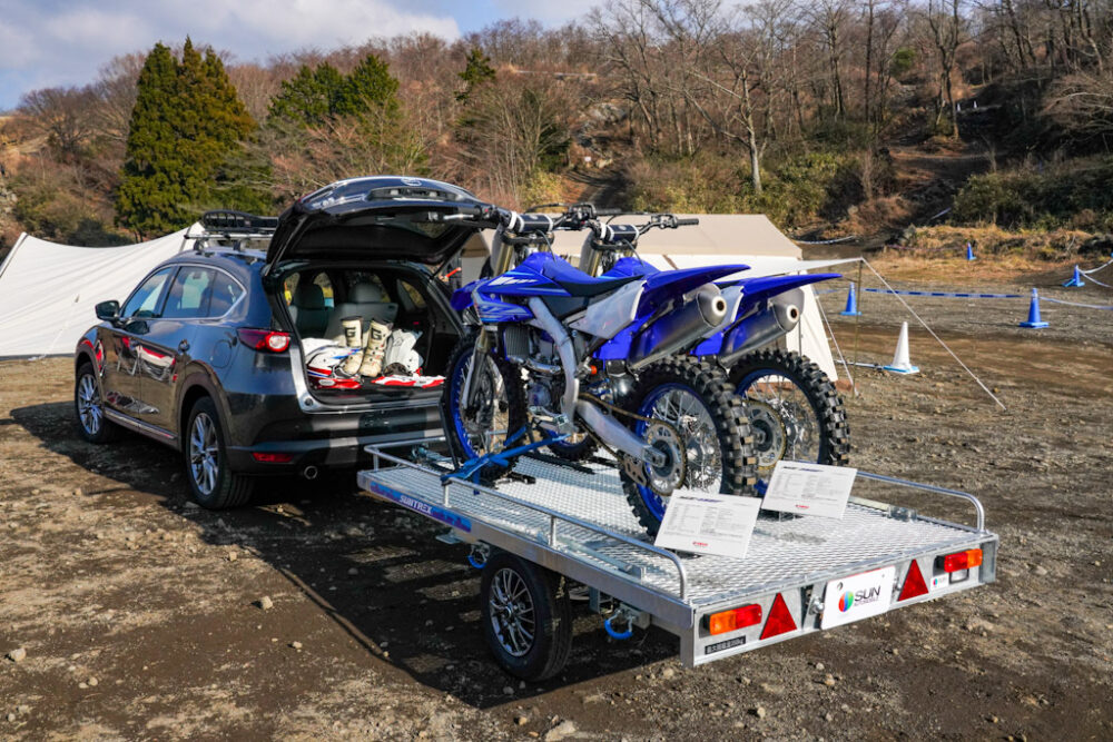 マツダ SUV オフロード試乗会。CX-8にけん引されるトレーラーに積載されたヤマハのオフロードバイク、YZ450FとYX250F。
