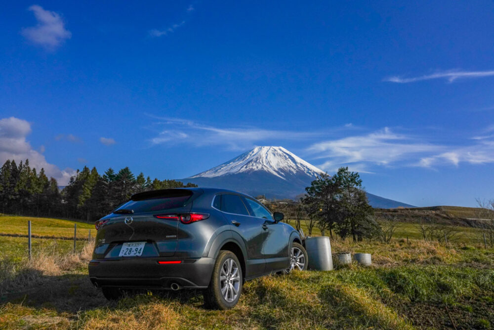 マツダ SUV オフロード試乗会。公道走行。背景を富士山に後ろ姿のCX-30、