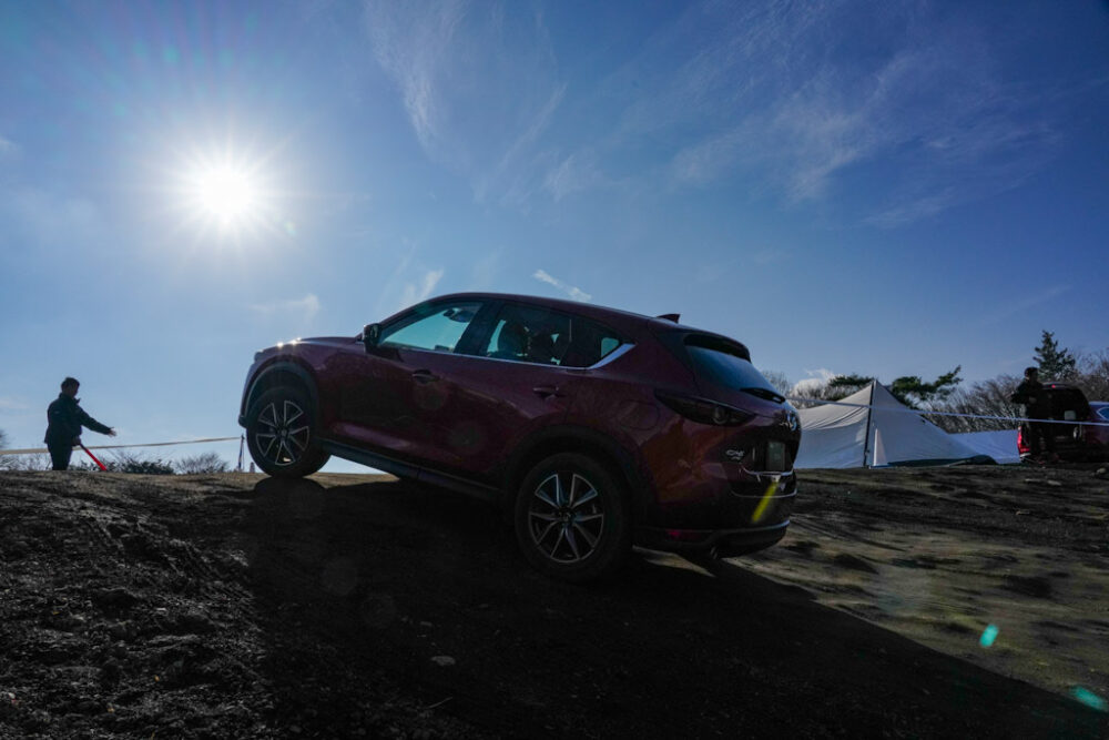 マツダ SUV オフロード試乗会プレゼンスライド。悪路を登るCX-5