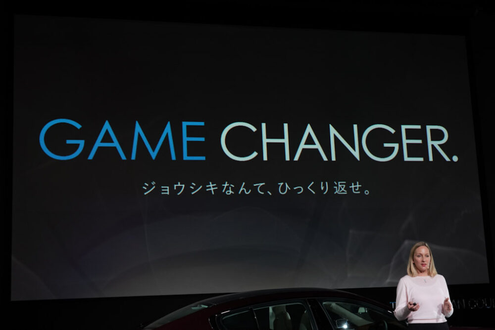 新型BMW 2シリーズ グラン クーペのキャッチフレーズ「GAME CHANGEE. ジョウシキなんて、ひっくり返せ。」をプレゼンするキネガー氏。