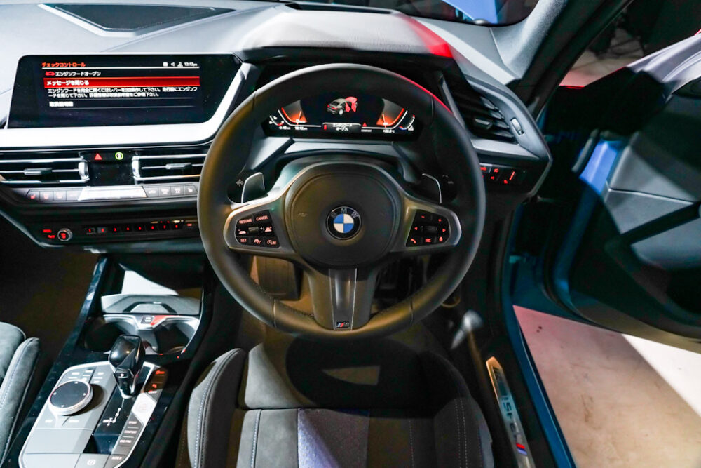 新型BMW 2シリーズ グラン クーペのインテリア。ハンドル周りとインパネ