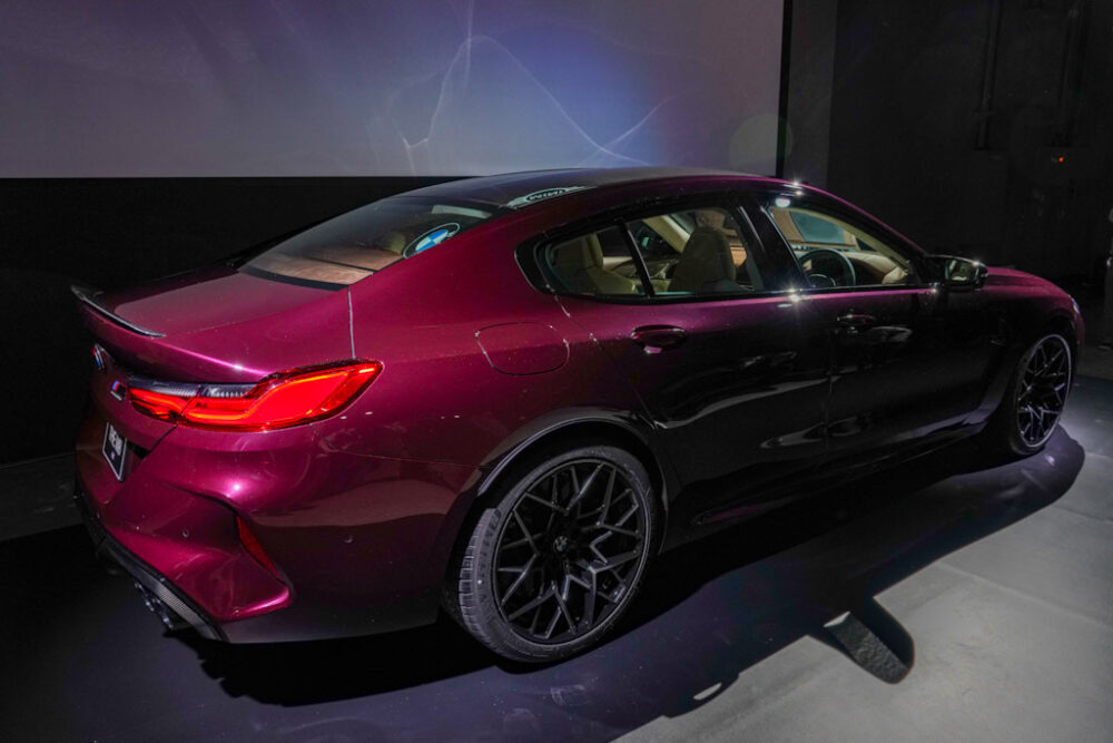 新型BMW M8 グラン クーペを後方から見たサイドビュー