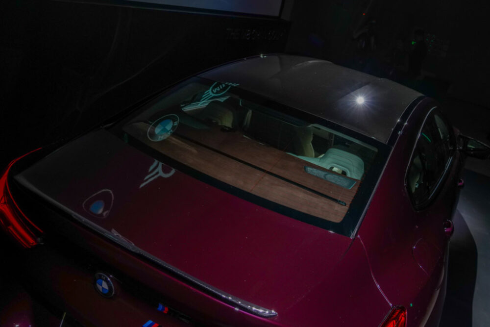 新型BMW M8 グラン クーペの後方上部から見たトランクリッドとルーフ