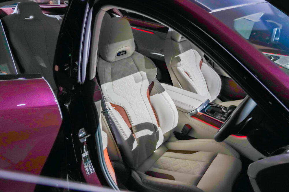 新型BMW M8 グラン クーペの内装、フロントシート